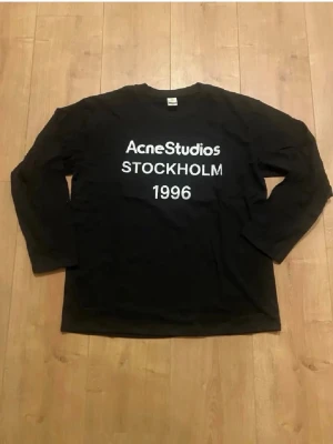 Acne studios long sleeve - Helt ny oanvänd, vill bli av med den för den är för stor därav billiga priset! Mått 65cm längd 50cm bredd. Pris kan sänkas vid snabb affär 