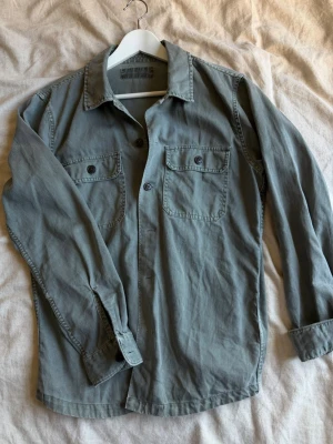 Grön Abercrombie & Fitch overshirt - Snygg grön faded overshirt från Abercrombie & Fitch. Sitter bra i storleken och är inte för tjock vilket är perfekt nu för sommaren.