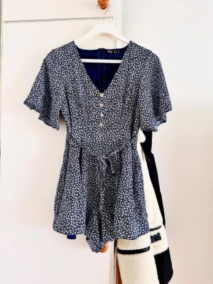 Blommig blå jumpsuit dress från Ally - Very pretty jumpsuit dress. Best fit Small