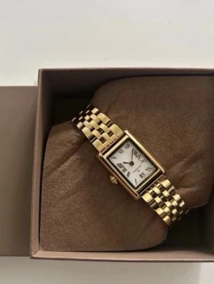 Timeless watch  - Stilren och fin klocka från Mockberg, i modellen ”Timeless”. Bra skick! Jag har kortat ner den för att den ska passa mig, men extralänkarna följer med vid köp så den går alltså att förlänga igen.  Öppen för prisförslag! Nypris: 1899kr
