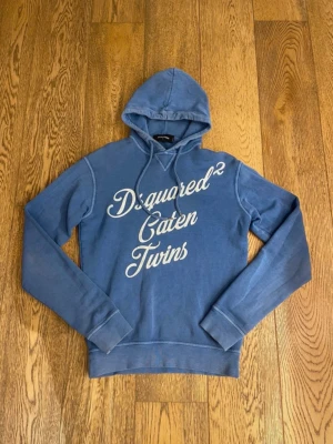 Dsquared2 hoodie  - En riktigt fin hoodie ifrån dsquare2. Texten ser ut att vara lite ”utvättad” men det är design!  Skriv vid frågor!