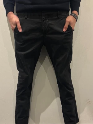 Dondup byxor - Ett par riktigt snygga chinos i färgen Svart, perfekt för den personen som vill sticka ut o se lite extra stilig ut🤝