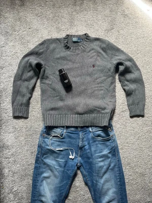Ralph Lauren Knit - Riktigt schysst stickad tröja ifrån Ralph Lauren i storlek Medium. Liten i storleken, jag skulle uppskatta mellan Small och Xs. Axelbredd - 50 cm, längd - 58 cmBara att skriva vid funderingar!