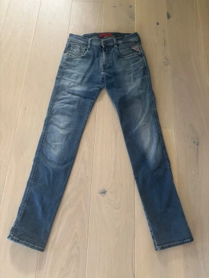Replay Anbass - Säljer ett par stilrena Replay Anbass jeans som blivit för små för mig. De är i storleken W30 L32 och har en mer slim passform. De passar väldigt bra nu till sommaren och går att matcha med mycket! Hör av er om ni har frågor - pris kan självklart diskuteras! 