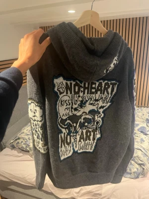Zadig Voltaire zip up hoodie  - Super sällsynt Zadig Voltaire hoodie. Tröjan i fint skick utöver att de lossnat lite vid dragkedjan(går att fixa lätt). Hör av dig vid frågor eller funderingar, nypris 5k och limiterad.