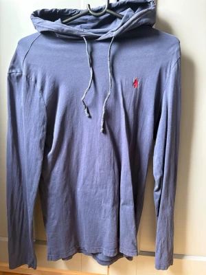 Blå hoodie från Polo Ralph Lauren - Tja! Säljer nu en schysst hoodie från Ralph lauren i XS. Bara att höra av sig vid minsta funderingar eller frågor🙌