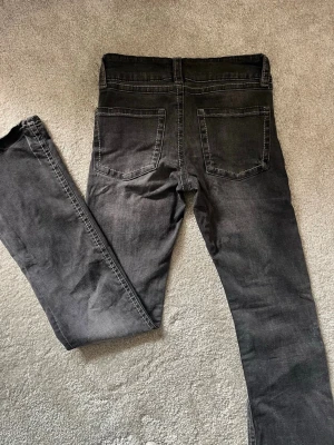 Jeans  - Gråa bootcut jeans, från Gina 