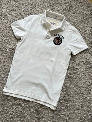 Abercrombie & Fitch piké - Säljer en skön A&F piké! | Mycket fint skick utan defekter! | Storlek M lite liten i storleken så kan passa en S bra också, skickar gärna mått! | Ställ gärna frågor innan du köper!