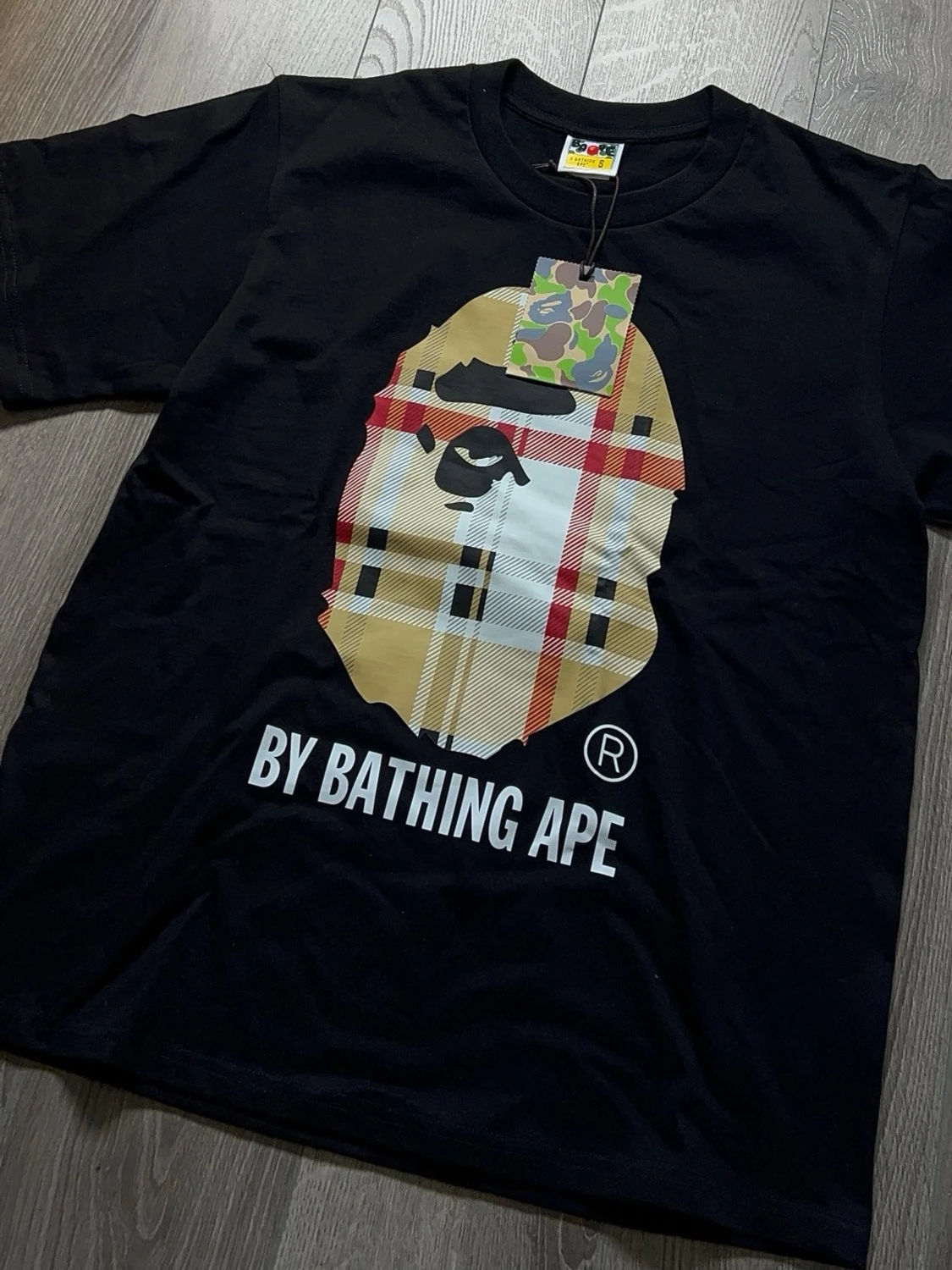 Svart BAPE t-shirt med rutigt tryck - 1