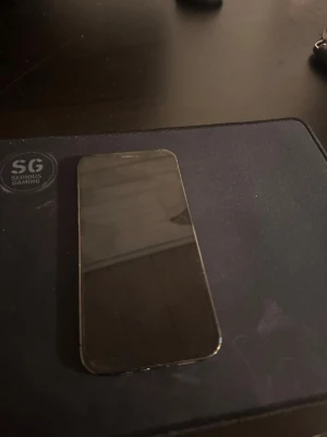 Iphone 12 pro max - Säljer en Iphone 12 pro i bra skick  128GB 72% maximal kapacitet Skal medföljer Enda felet är att den har en liten spricka på baksidan av telefonen (se sista bilden)