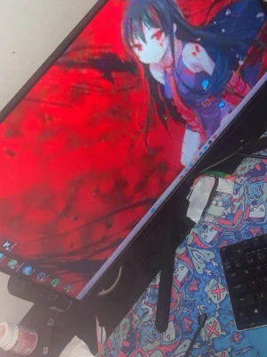 AOC datorskärm 240Hz gaming - !Köpt på webhallen!Säljer en svart AOC datorskärm med 240Hz uppdateringsfrekvens, perfekt för gaming och snabba rörelser. Skärmen har en modern design med tunna kanter och passar bra på skrivbordet. Perfekt för dig som vill ha en snabb och responsiv bildskärm till datorn.