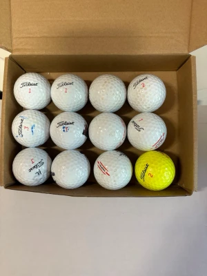 Golfbollar - 12 st Titleist trufeel - Ett dussin Titleist trufeel i fint skick! Finns fler bollar än de på bilden.  Det är inte säkert att det är exakt samma bollar som på bilden eftersom det finns en stor mängd!   Tack för att ni stöttar oss!🏌️‍♂️⛳️