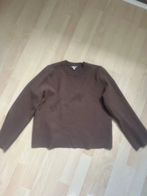 Brun stickad tröja från Object - Säljer en brun stickad tröja från Object. Jättefint skick då jag nyss köpte den. 