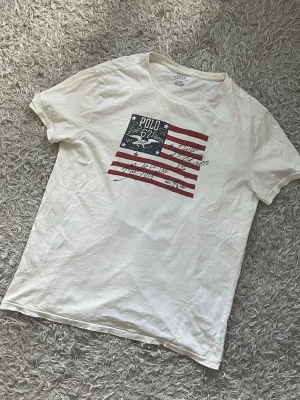 Ralph Lauren T-Shirt - Säljer en skön Ralph Lauren T-shirt! | Mycket fint skick utan defekter. | Storlek M. | Ställ gärna frågor innan du köper!