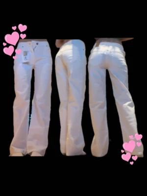Vita wide leg jeans från Never Denim Bikbok  - Säljer ett par vita jeans från Never Denim med mid waist och wide leg. Jeansen har comfort stretch för extra bekvämlighet och klassisk femficksdesign. Perfekta för dig som gillar en avslappnad men trendig look. 24/32 i storlek! 