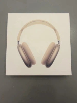  AirPods Max Starlight - Hej! Säljer ett par jättefina och fräscha AirPods Max. Helt nya använda 2 gånger. Används inte och ska säljas pga det. 