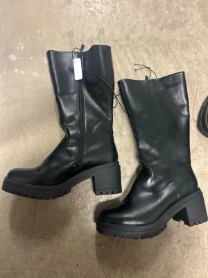 DinSko Boots - Size 40 Very warm and comfortable for winter The inside is fluffy for very cold weather Can fit bigger calves as it can stretch at the top therefore they're also comfortable inside jeans etc They're brand new with tags on Original Price 700sek