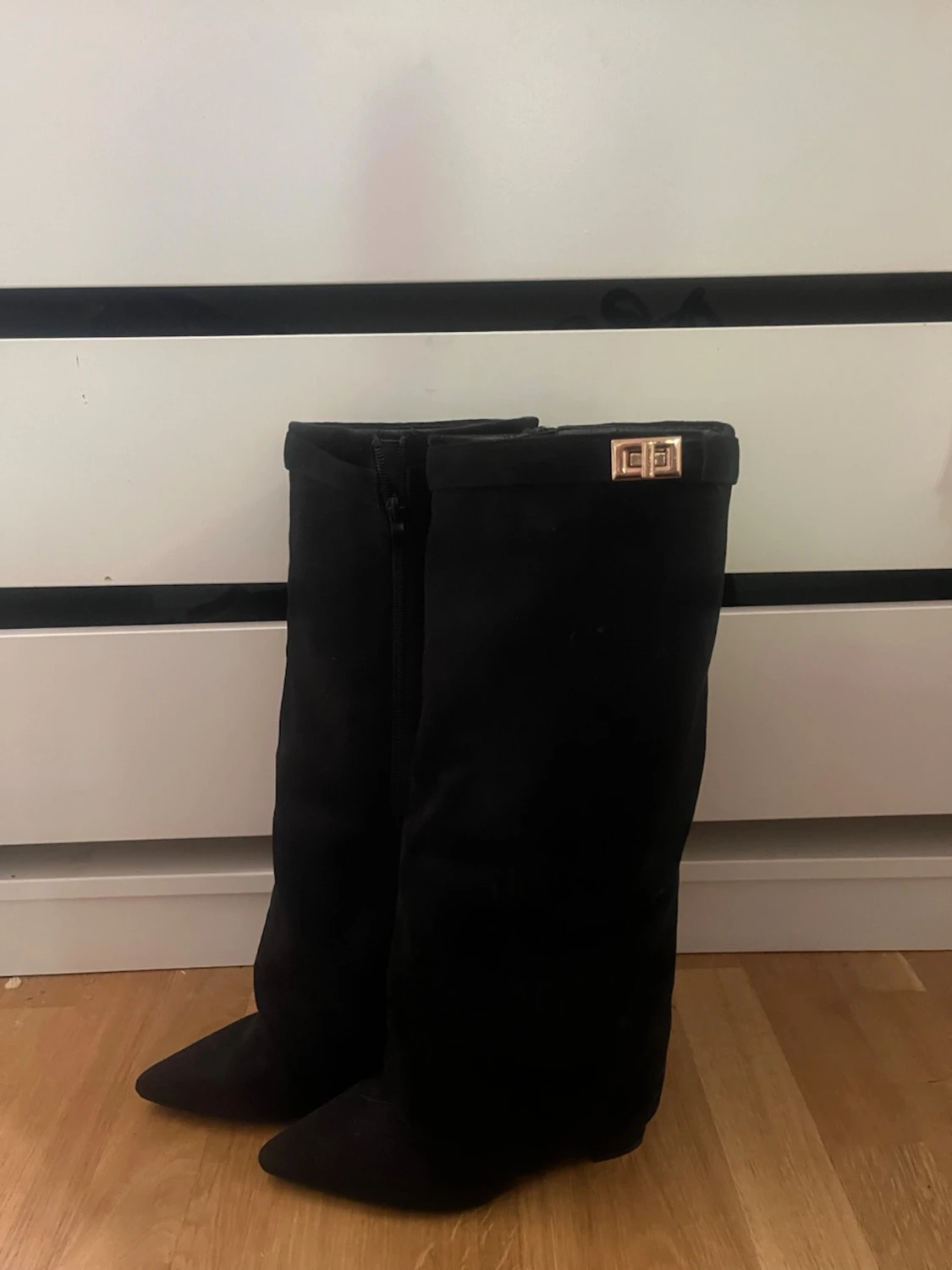 ❤️Svarta knähöga boots med gulddetalj❤️