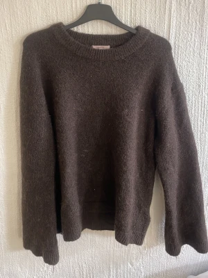  brun stickad tröja - Mörkbrun stickad tröja från gina! Storlek 170/s/xs/m passar lite eftersom🥰 använts inte och har bara gjorts typ 1/2 gånger!