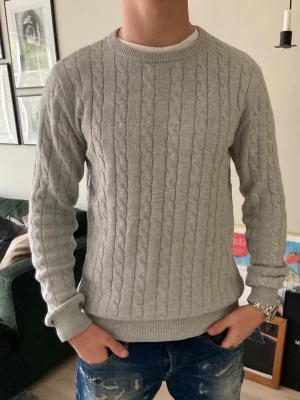 Grå stickad tröja från John henric - Tjena, säljer nu denna riktigt snygga kabelstickade tröjan från John Henric i storlek S. Den är i mycket bra skick så hör av er vid frågor eller funderingar!