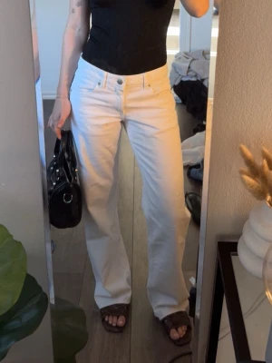 vita zara jeans  - säljer dessa vita jeans från zara i modellen low wide 