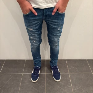 Dondup Jeans - Dondup Jeans! Trendigaste jeansen på marknaden.  Skick= 9,5/10 Ny pris= 4000 kr Säljs för= 610 kr (Modellen har original slitningar från fabrik vilket är väldigt eftertraktat och populärt)