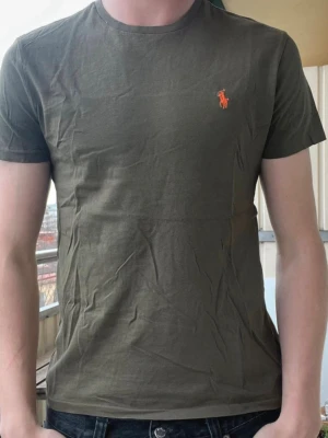 Ralph Lauren T-shirt - Olivgrön T-shirt från Ralph Lauren i mycket bra skick Storlek S Nypris~1000kr