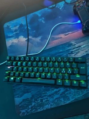Razer huntsman mini - Razer Huntsman Mini med RGB-belysning. Tangentbordet har nordisk layout och ansluts via USB. Perfekt för gaming eller minimalistisk setup. Tangenterna lyser i flera olika färger samt lägen