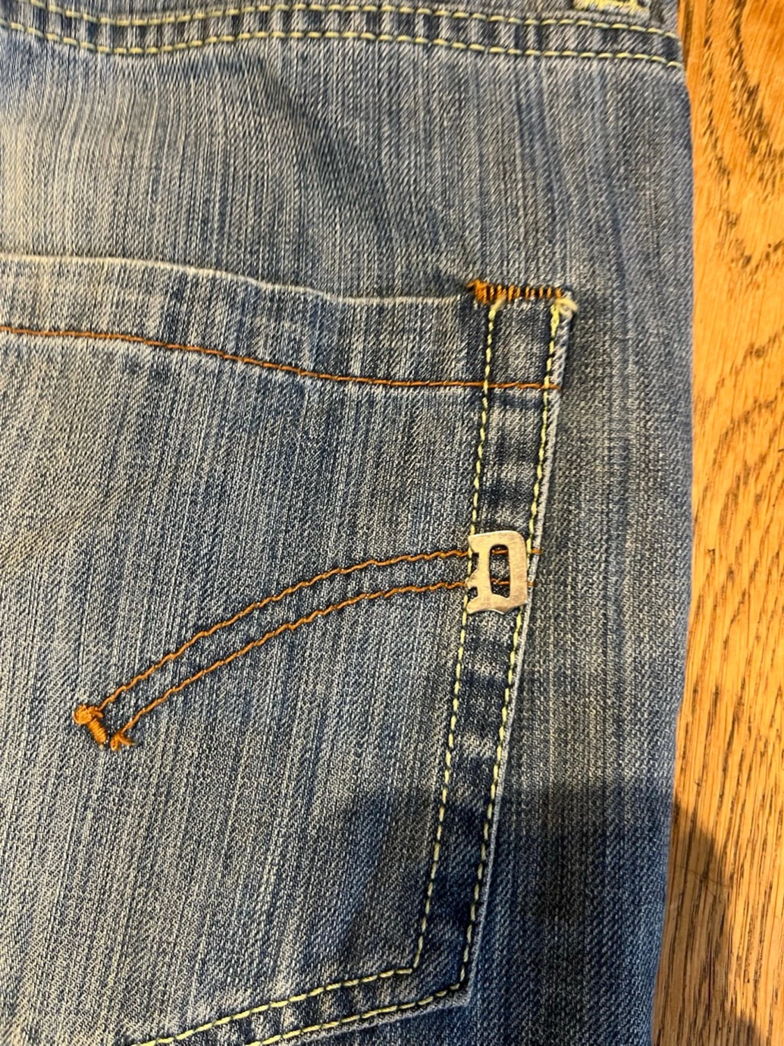 Schyssta dondup jeans med slitningar  - 2