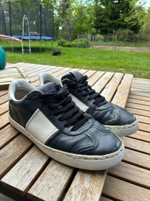 Valentino flycrews - Riktigt feta valentino flycrew skor i färgen marinblå. inget og tillkommer perfekt för sommaren och billigt pris! även förhandlingsbart🤩 Skickar samma dag/dagen efter. Storlek 39 men passar 40 då flycrews är stora i storleken. defekterna på skorna är att några nitar har tappats,skorna har blivit limmade där bak men sitter bra. Och skorna har en aning crease.