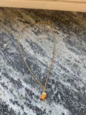 Guldigt halsband från Maria Nilsdotter - Välanvänd men i fint skick, har tyvärr inte boxen kvar. Köps egentligen ihop med andra halsbandet för över 5000kr. Säljes för 1000kr (går att diskutera vid snabb affär)