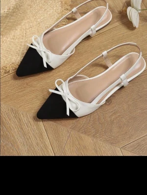Svartvita ballerinaskor med rosett - Sviiin snygga ballerina skor nu till sommaren. De är perfekta till alla outfits. Dom är storlek 42 men skulle säga att dom sitter som 40/41 mer. Aldrig använda enbart testade