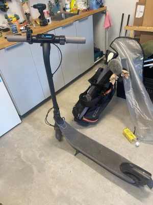 Svart elscooter  - Hej jag säljet min ninebot elsparkcykel till ett bra skick har inte handvävd så många gånger den har ett bra batteri som håller långe och långa åkturen med hastighet på 20km 
