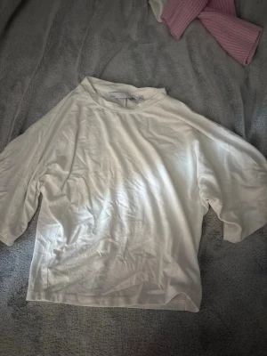 Vit ponco tröja från 157💗💗 - En vit ponco tröja från lager 157 som går in i midjan nästintill som en magtröja men inte riktigt! Väldigt skönt material perfekt nu till sommaren i stl. XS. Oanvänd💗 Liknar den 3e bilden!