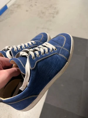 Christian Louboutin skor - Säljer ett par Christian Louboutin i srl 43 1/3, då jag använder dom inte längre! Såklart äkta, hör av er vid frågor! Lite smutsiga på bilden men jag tvättar upp dom vid affär 