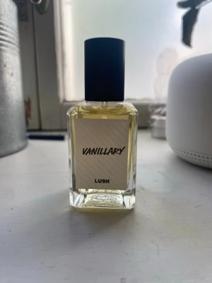 Vanillary Lush parfym - Lush vanillary parfym, söt karamell gorumandparfym, använd endast en gång så iprincip i nyskick! Säljer då doften inte passar mig :) 30ml