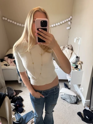 Stickad T-shirt vit Zara - Snygg vit kortärmad tröja från Zara i mycket mjukt material. Storlek S men i en cropped modell. Enkel och stilren design som är lätt att matcha med olika outfits. Måste bara nämna hur mjuk den är en extra gång!😊💕🌸