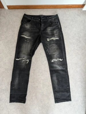 Svarta streetwear jeans - En av tre jeans jag säljer pga bytt stil. Denna har nog använts minst av alla, säkert 1 gång max. Riktigt feta, men vart lite för stora för mig. Fitten är lite mer åt tightare hållet. Inga skador, storlek ses på bild. Perfekt till dig som är yn 