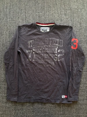 Superdry longsleeve ~ limited edition modell - Sjukt snygg Superdry longsleeve i marinblå/svart – vintage limited edition modell, stl M. Sliten text som ger den rätta worn looken 🔥  Riktigt bra passform och perfekt till vardags/outfit ✌️ Unik piece som inte kommer igen Kan även gå ner lite i pris vid snabb affär Skickas inom 24h 📦
