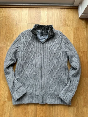 Cardigan med päls  - Säljer nu denna vintage cardigan koftan med faux päls, mycket eftertraktade och svåra att få tag på! Storlek L men sitter mer som en M! Perfekt för kalla sommardagar! Skriv gärna vid frågor 👌
