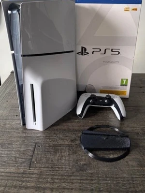 Playstation 5 Slim Disc Edition  - Konsolen i mycket bra skick. Ingen högvarv fläkt eller liknande problem. Handkontroll funkar bra ingen stick drift, bra batteritid.  Allt funkar som det ska.  Det som medföljer är Ps5 slim disc edition konsol Original ps5 handkontroll Original förpackning med tillhörande manualer. HDMI kabel Usb-c kabel Strömkabel
