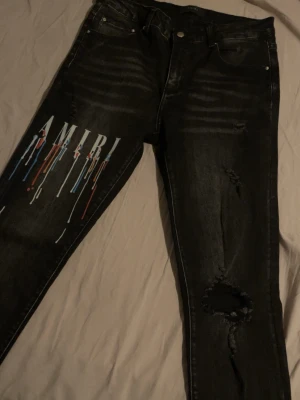 Svarta Amiri jeans med färgstänk - Amiri jeans
