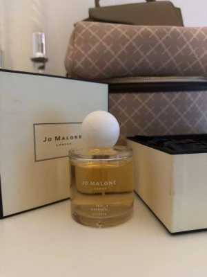 Jo Malone sea daffodil - Jo Malone sea daffodil.   En frisk och elegant doft inspirerad av havsbris och blommande narcisser vid kusten.    Doftnoter:  • Toppnot: Mandarin    • Hjärtnot: Sea Daffodil    • Basnot: Vanilj    En unik och sofistikerad parfym som passar perfekt till vår och sommar. Flaskan är i fint skick. 99% av parfymen kvar. Finns ej att köpa mer då den var limited edition. Köpt på vinted blind buy som tyvärr inte passade mig. Gillar man Tom Ford soleil blanc eller mancera holidays kommer man älska denna. 
