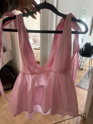 Rosa omlottopp med knytband - Supersöt ljusrosa topp med omlott-design och breda knytband på axlarna från Zara, helt oanvänd