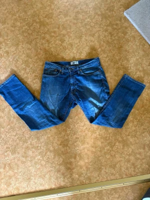 Jeans från Levi's  - Mycket snygga jeans från Levi’s med slitningar som jag tyvär måste sälja då de inte passar mig längre. Hör av er om ni är intresserade eller har några frågor. Pris kan diskuteras❗️🤝