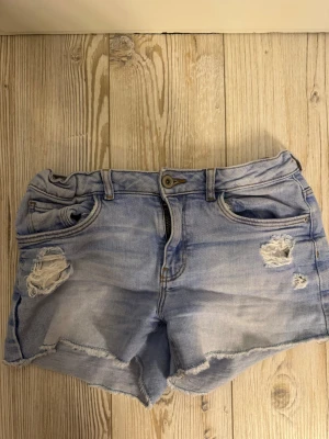 Jeansshorts  - Ljusblå jeansshorts med slitningar. Storlek 164 cm men sitter som xs. Inga tecken på användning 🤍