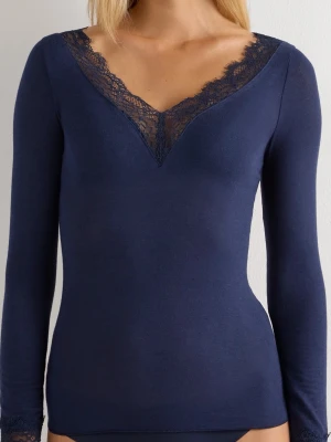 Intimissimi tröja - Snygg, trendig intimissimi tröja i marinblå. kom inte till mycket användning och därför säljs. Bra skick.  