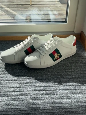  Vita Gucci, ace skor -  Vita Gucci Skor. Aldrig använda 10/10 Kvalitet. Väldigt stilrena och lätta att styla till kläder. Priset är inte hugget till Sten. Hör av er vid minsta fråga.