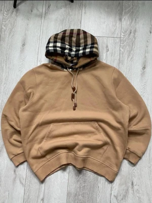 Burberry hoodie - Hej, säljer nu min burberry hoodie jag köpte förra året via hemsidan vestaire collective för ca 6000. Skicket är utmärkt, inga anmärkningar eller defekter i huvudtaget i princip nytt. Passar L. 