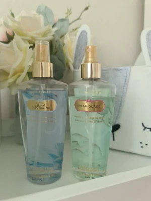 Victoria's Secret body mists duo - Två fräscha body mists från Victoria's Secret: Wild Nectarine med blå toner och Pear Glacé i ljusgrönt. Båda har guldiga spraymunstycken och transparenta plastflaskor med snygga etiketter. Perfekta för dig som gillar fruktiga och söta dofter. Jag minns inte vad dessa luktade nya, men dom är blekta så doften har nog påverkats. Finns bucklor. Säljer nu av min vintage kollektion. Perfekt för samlare. Eftersom dofterna är vintage kan lukten skilja sig markant från nya, och köps därmed på eget bevåg.